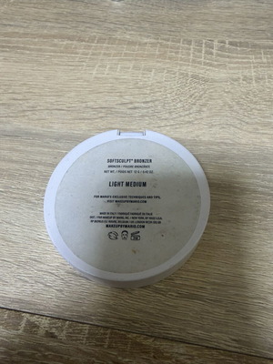 Make Up by Mario bronzer used, light medium