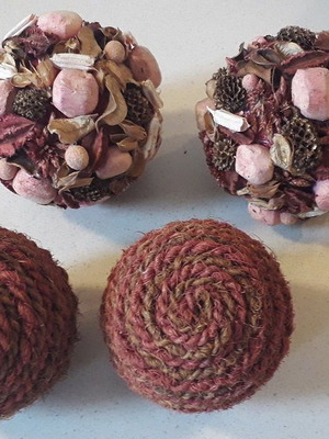 Decorative balls pack of 4, 2 rope and 2 with potpourri
