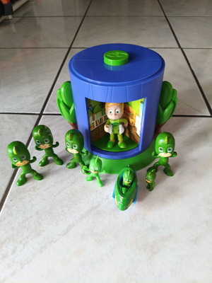 Pjmask αρχηγείο Gecko με 7 φιγούρες και 1 αυτοκινητάκι σαν καινούργιο