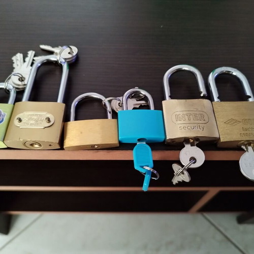 Padlocks like new, pack of 6 with extra keys