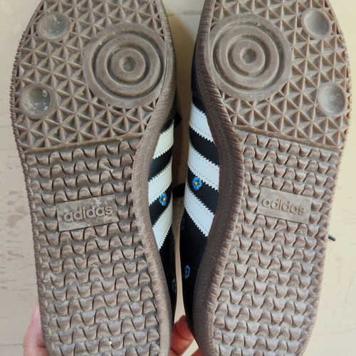 Adidas Samba OG αθλητικά σαν καινούργια, μαύρα με μπλε κεντητά λουλούδια νούμερο 40
