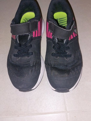 Αθλητικά Nike μεταχειρισμένα για κορίτσι σε νούμερο 28 μαύρο και ροζ