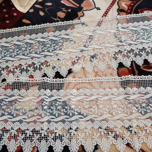 Machine lace 2.34 cm ecru new for curtain or bed skirt