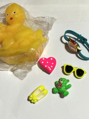 Lot ‘70/80 with watch, sealed rubber doll, pins and Bensia pencil like new