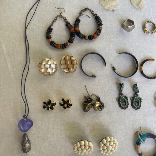 Set of vintage jewelry used