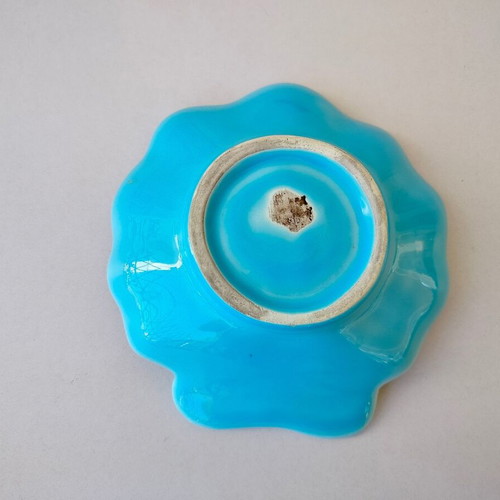 Porcelain decorative bowl shaped like a shell used