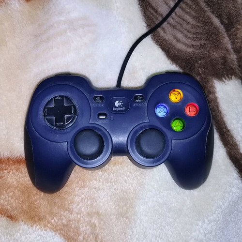 Logitech f310 controller used with right trigger sensitivity and worn cable