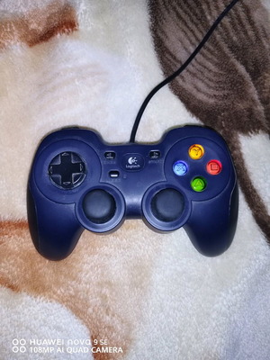 Logitech f310 controller used with right trigger sensitivity and worn cable