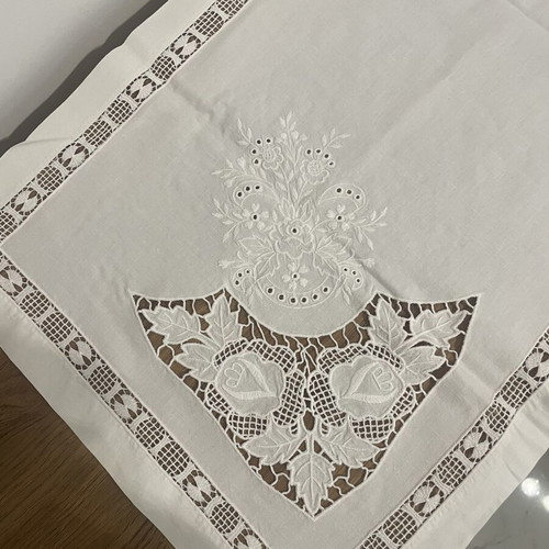 Table linens like new, set of 2 designs