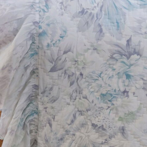 Quilt for single bed like new with ruffles and pillowcase