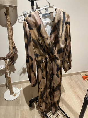 Long lightweight satin-type dress Primark like new
