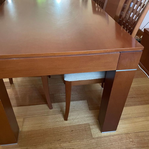 Extendable dining table made of solid wood, like new, cherry color