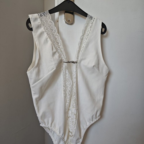 White bodysuit with lace like new, size S/M