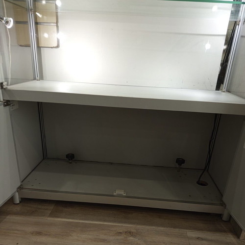 Commercial showcase like new with energy-saving LED lights