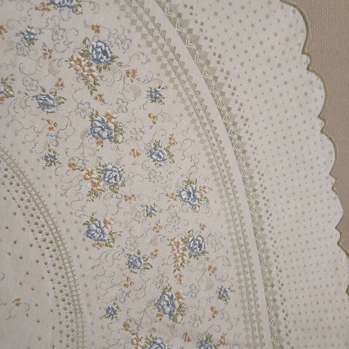 Round tablecloth new with 6 assorted floral napkins