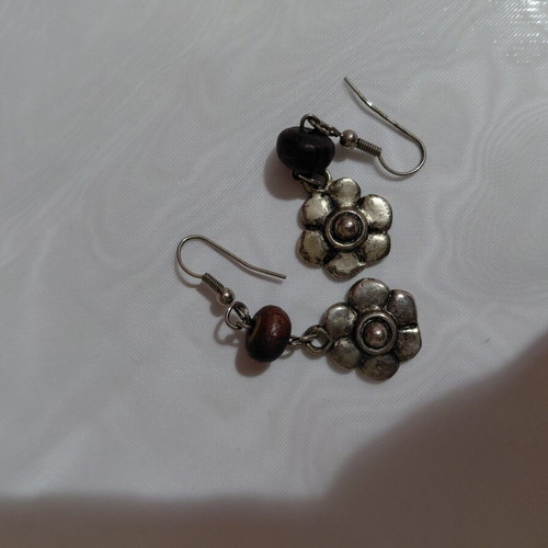 Flower earrings with brown bead like new