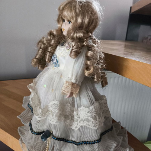 Porcelain dolls like new, pack of 3 with basket gift
