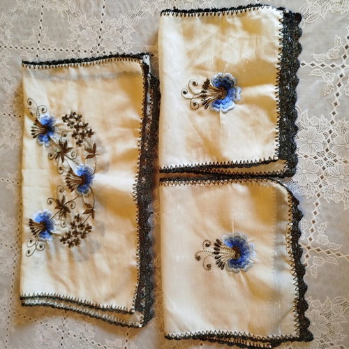 Set of 3 vintage table linens used from the 80s