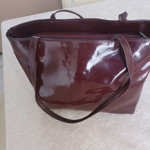 Thiros women's medium bag burgundy patent leather like new with zipper