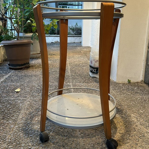 Coffee table with wheels used, suitable for bar