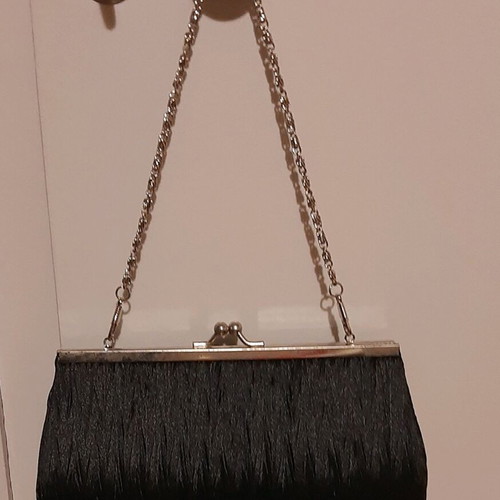 Τσαντάκι clutch μαύρο σαν καινούργιο, υφασμάτινο σατέν με αλυσίδα
