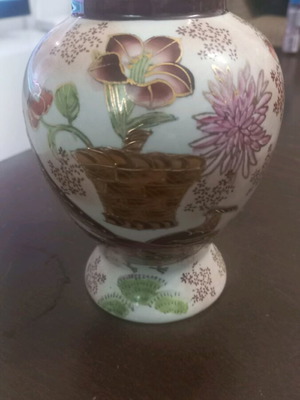Satsuma vase like new, hand-painted Chinese