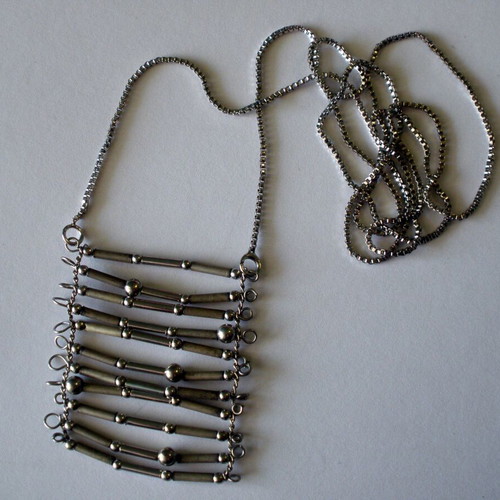 Women's necklaces used, various designs and materials
