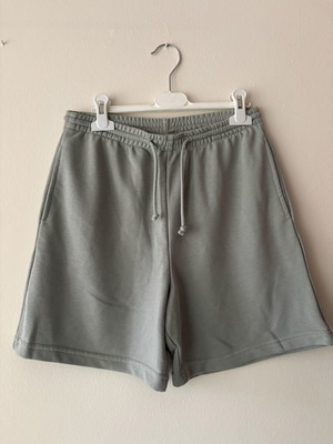 Stradivarius Bermuda shorts mint color like new, size S