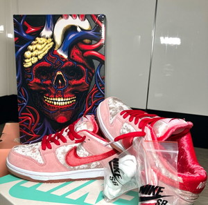 Nike SB Dunk stranger love