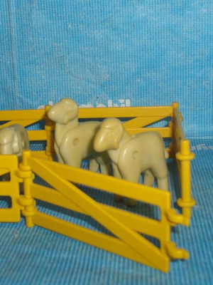 Playmobil herd with farmer, like new, yellowing due to age