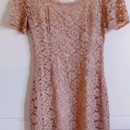 Lace dress in soft salmon color like new, size L