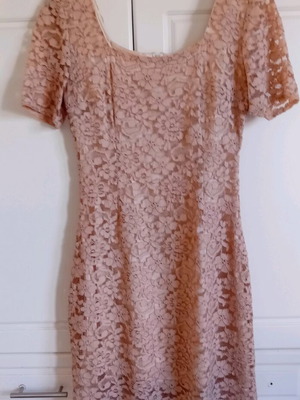 Lace dress in soft salmon color like new, size L