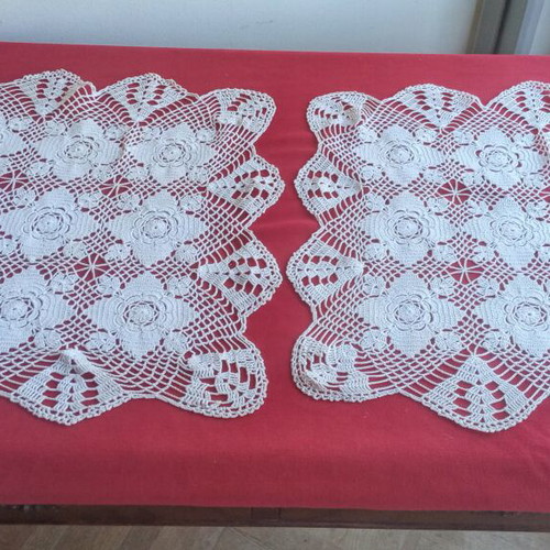 Two identical vintage handmade crochet doilies like new, 45×45 cm