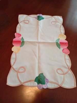 Tablecloth with appliqué design like new, 45×30 cm