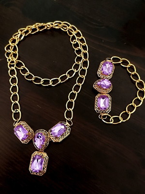 Jewelry set with lilac stones in gold color, like new
