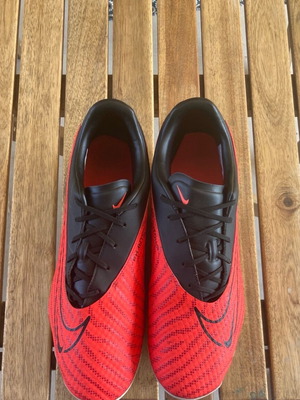 Nike Phantom Gx Academy ποδοσφαιρικά παπούτσια σαν καινούργια, μέγεθος 44, μαύρο κόκκινο