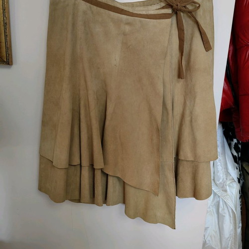 Pinko suede skirt used, size medium, beige