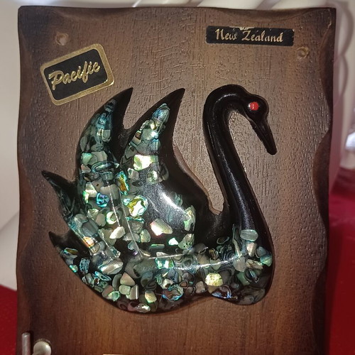 Wall Key Holder with Swan Vintage from New Zealand like new