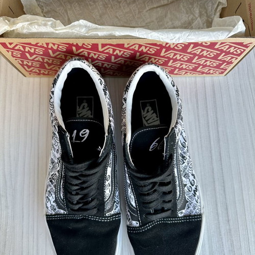 Vans Old Skool Graffiti Black/White size 44 like new with original box