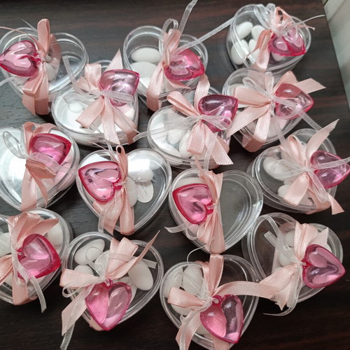 Plastic heart bombonieres pack of 14 like new, pink decoration