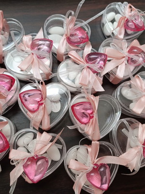 Plastic heart bombonieres pack of 14 like new, pink decoration