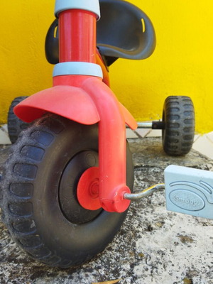Παιδικό ποδήλατο Smoby, κόκκινο σκελετό, μαύρο κάθισμα, γαλάζια πεντάλ
