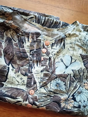 Tropical Floral Blouse with Map Size M like new, brown and green