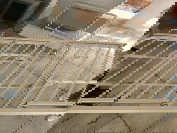 Νοσοκομειακό κρεβάτι με 2 μανιβέλες