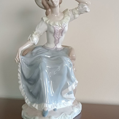 Porcelain figurine used with finesse and detailed design
