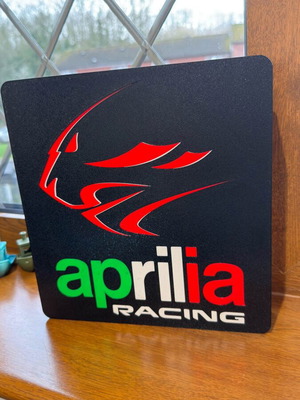 Aprilia Racing φωτιστικό σαν καινούργιο, USB με διακόπτη, 23x22cm