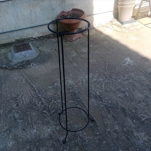 Metal plant pot stand tall like new