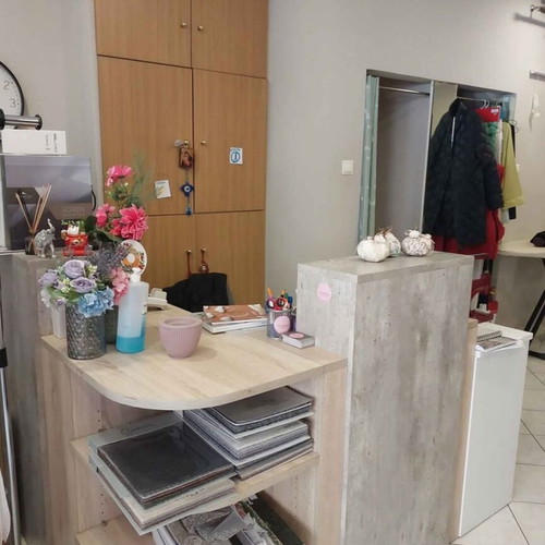 Γραφείο ρεσεψιόν σαν καινούργιο για υποδοχή με συρτάρια και ράφια