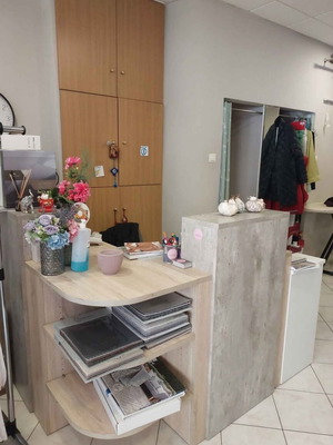 Γραφείο ρεσεψιόν σαν καινούργιο για υποδοχή με συρτάρια και ράφια