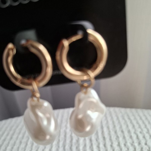 Earrings with irregular faux pearls new, white and gold tone